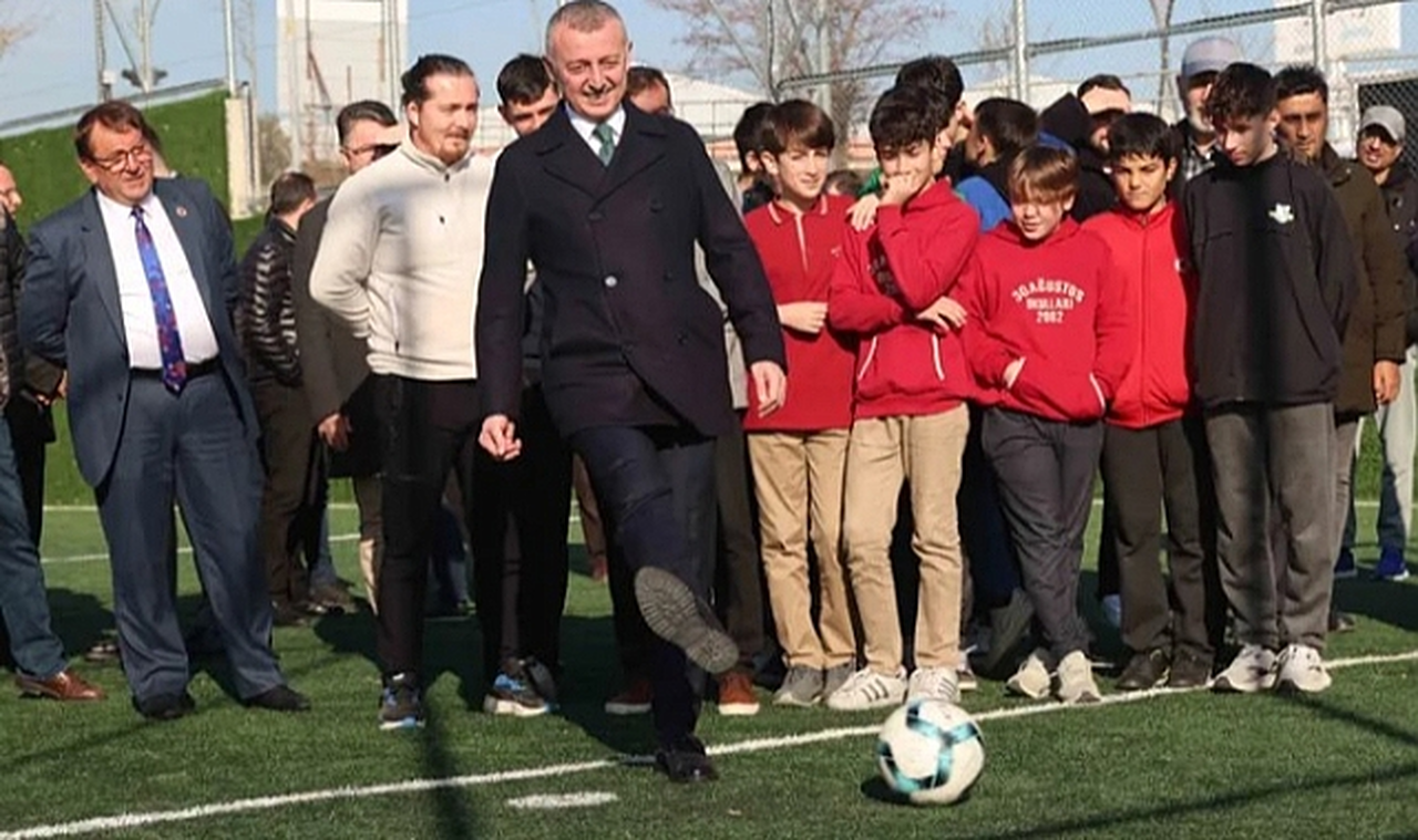 İzmit Ayazma'ya Yeni Sentetik Futbol Sahası Yapıldı