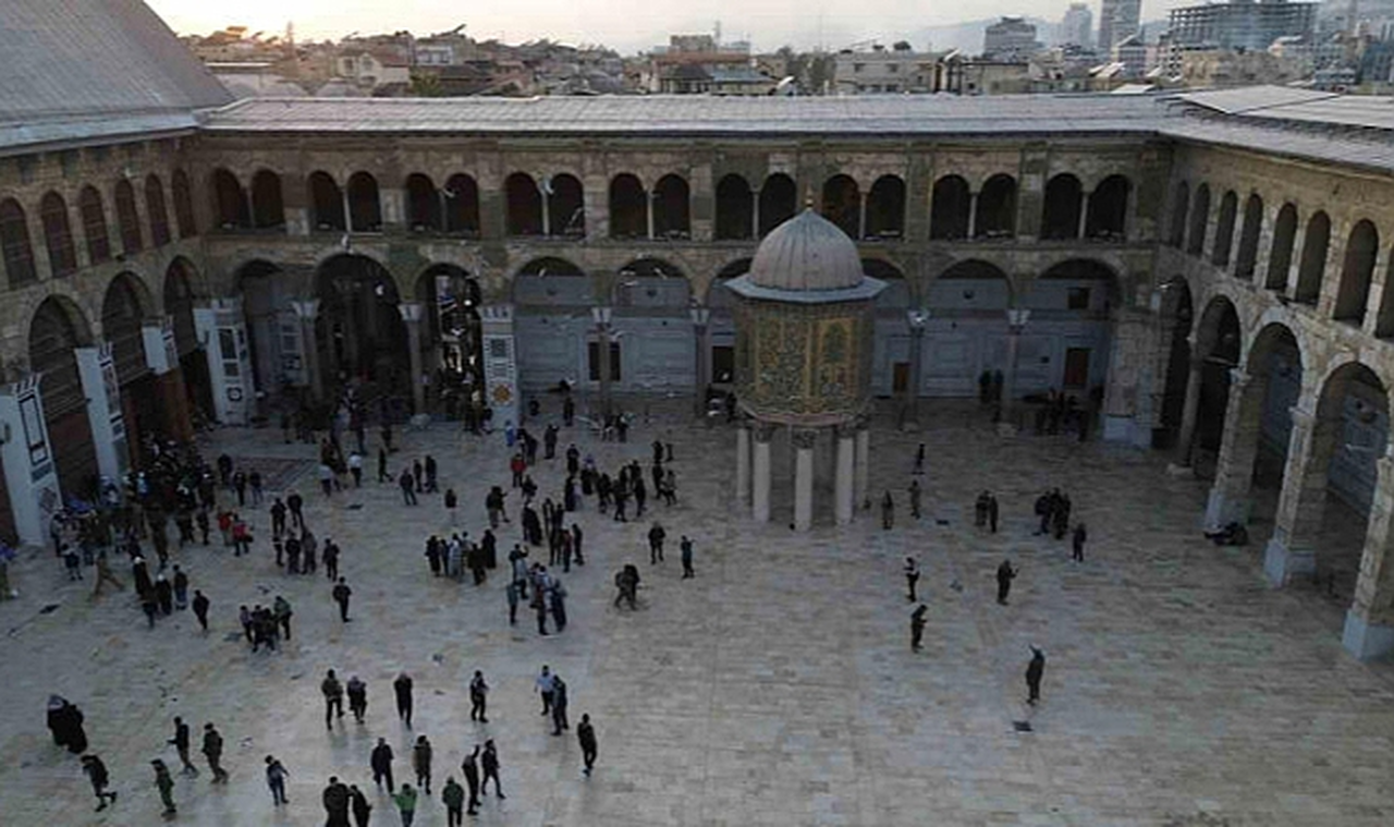 Suriyeliler, Esad’sız İlk Cuma Namazı İçin Emevi Camii'ne Akın Etti