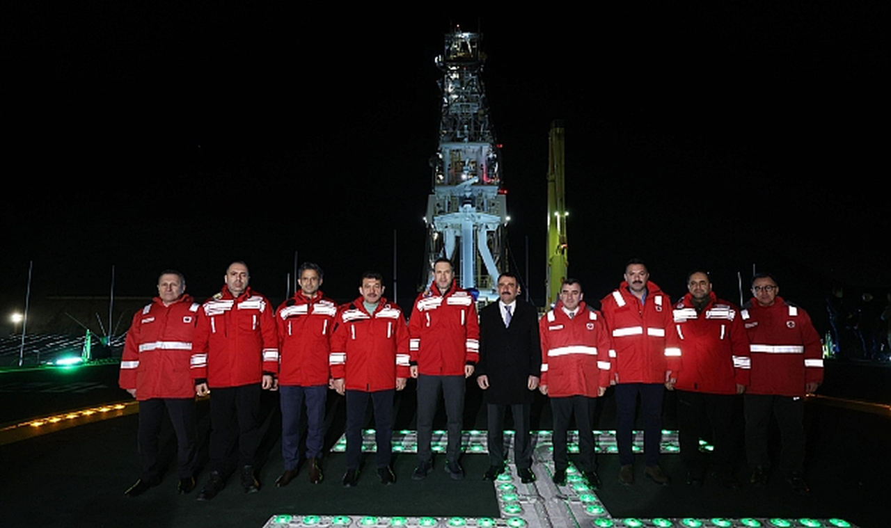 Bakan Bayraktar, yeni yıl öncesi Fatih Sondaj Gemisi'nde açıklamalarda bulundu