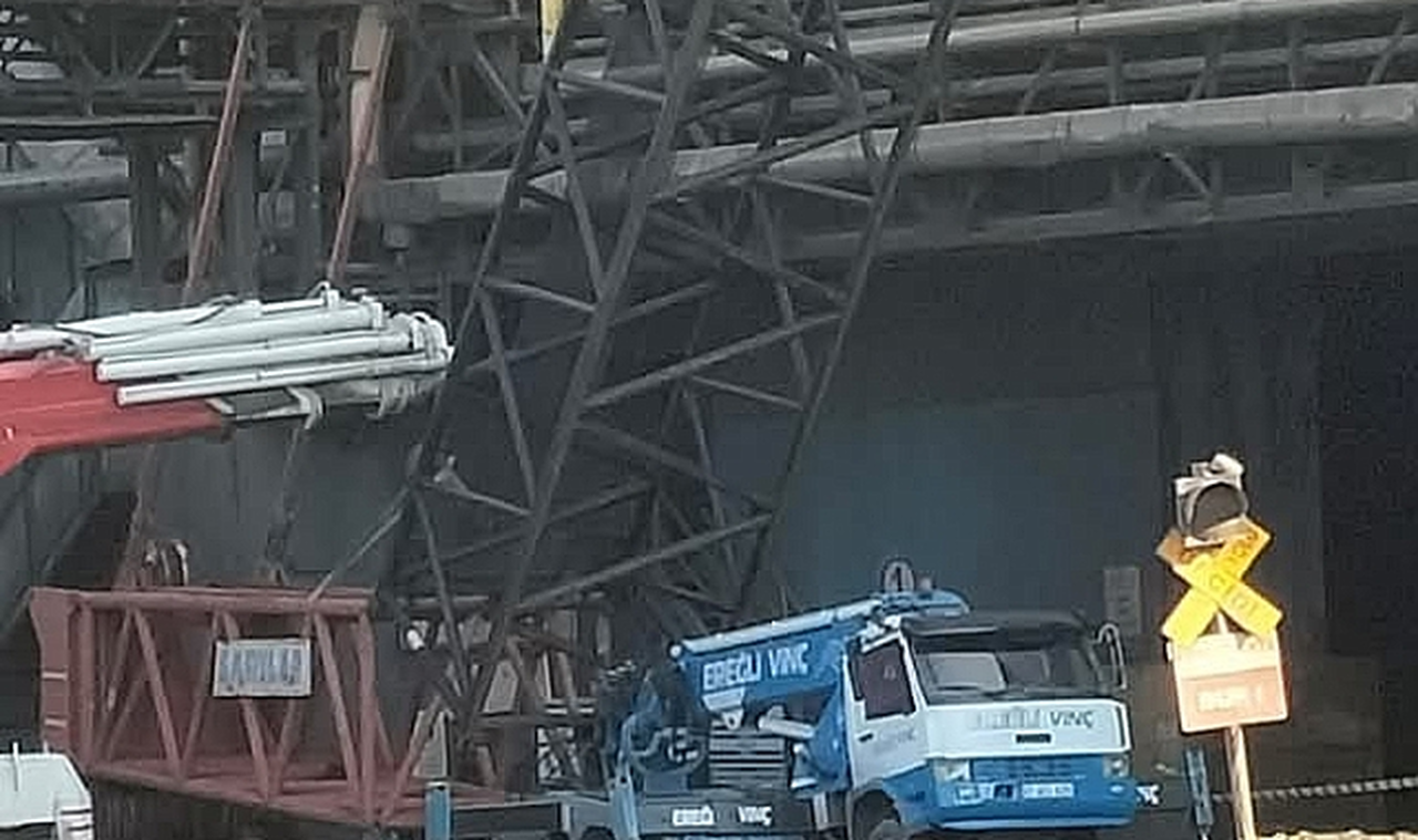 Erdemir'de vinç devrildi! 2 işçiden 1'i hayatını kaybetti