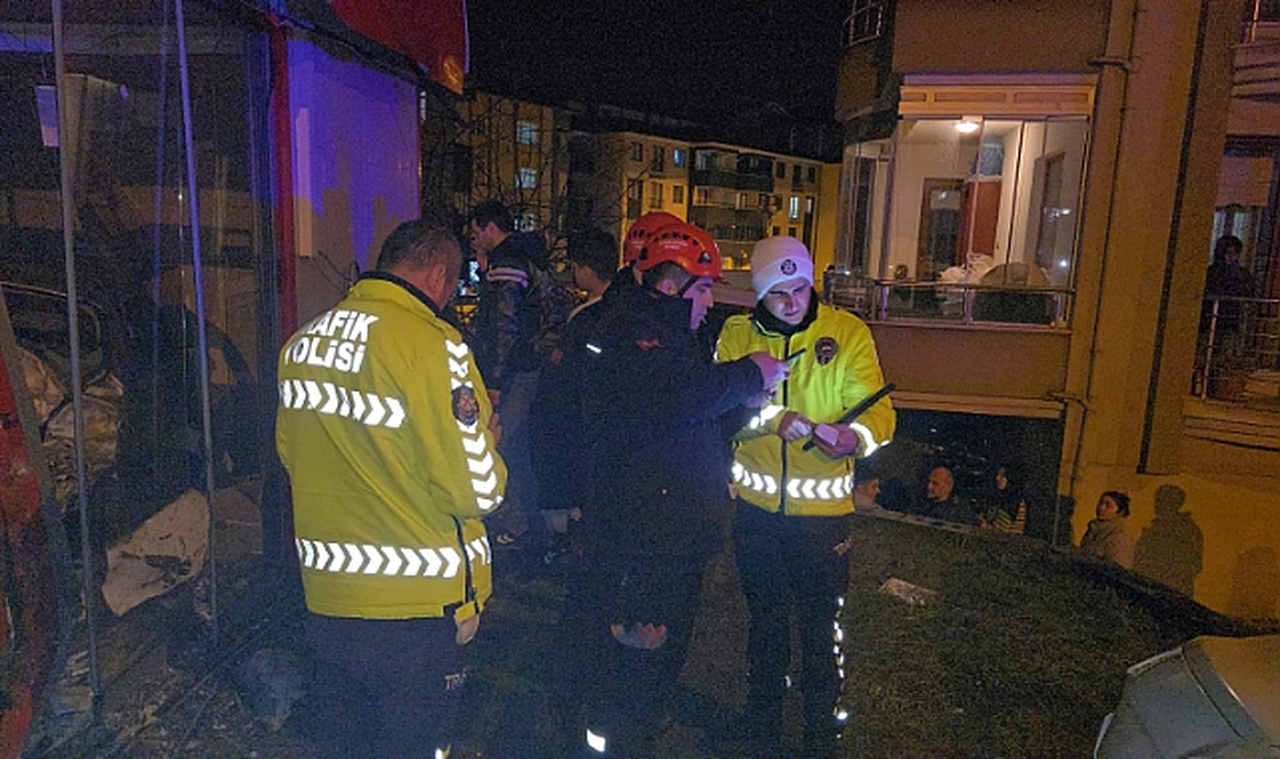 Midibüs park halindeki araçları biçip apartman boşluğuna uçtu; 2 yaralı