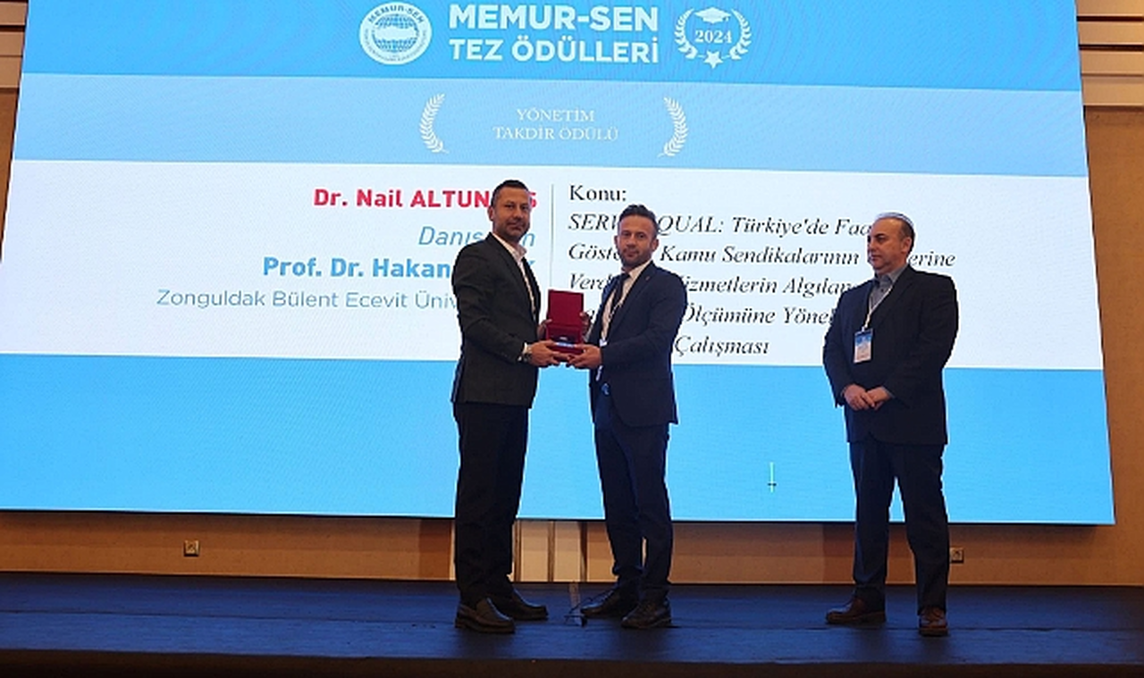 Nail Altuntaş ödülünü aldı