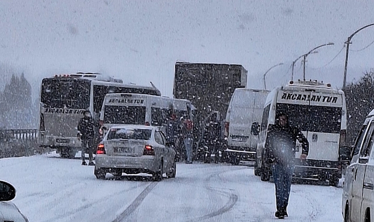 Çaycuma'da kar ve buz kazaya neden oldu