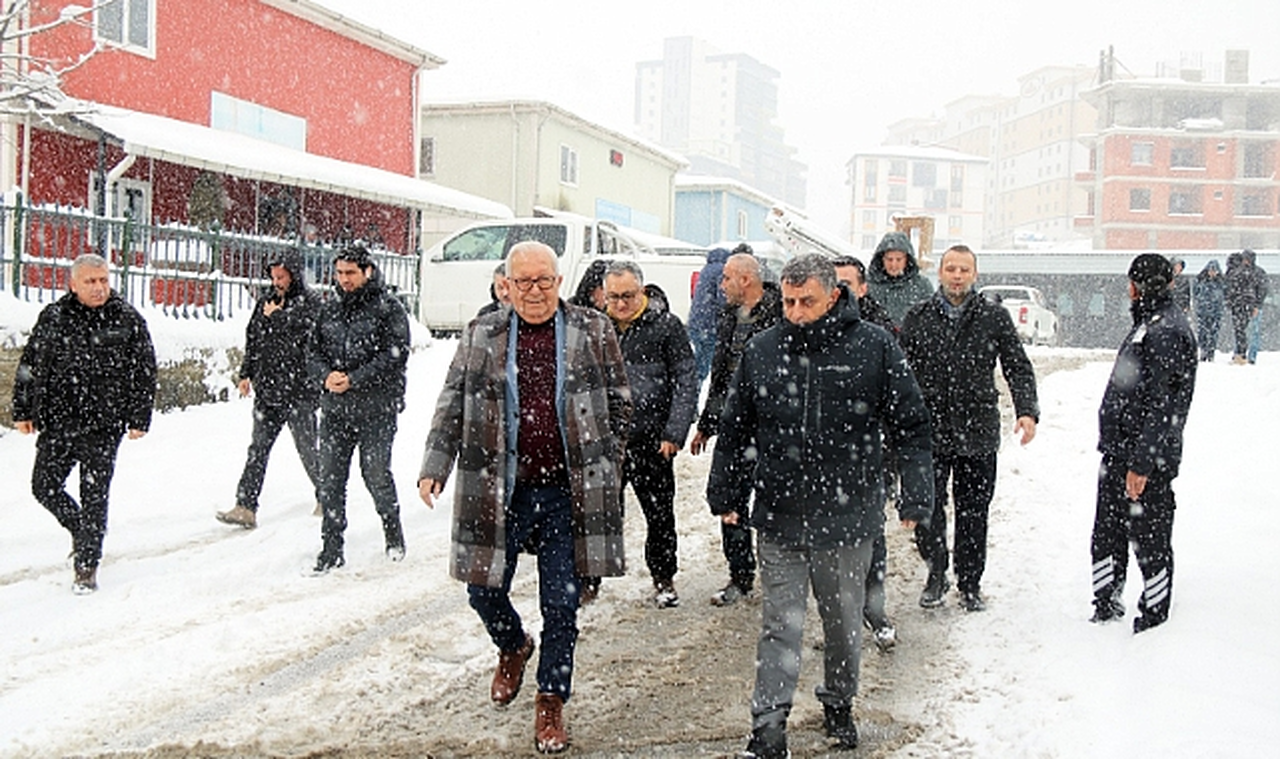 Karla mücadelede Başkan Posbıyık sahada; 24 saat emrinizdeyiz