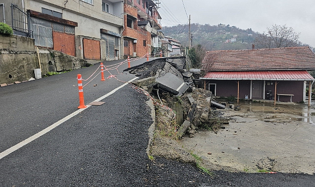 Kozlu Taşbaca Mahallesi’nde yol çökmesi nedeniyle güvenlik tedbirleri alındı