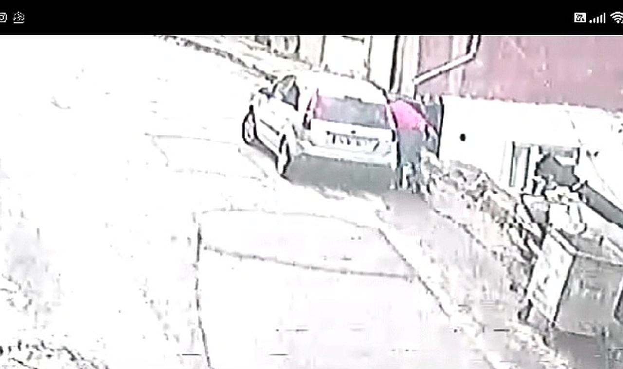 Önce çöpü attı, sonra köpeğini...