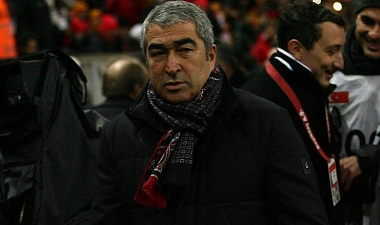 Ünlü gazeteci Galatasaraylılardan topladığı parayla postaneye koştu