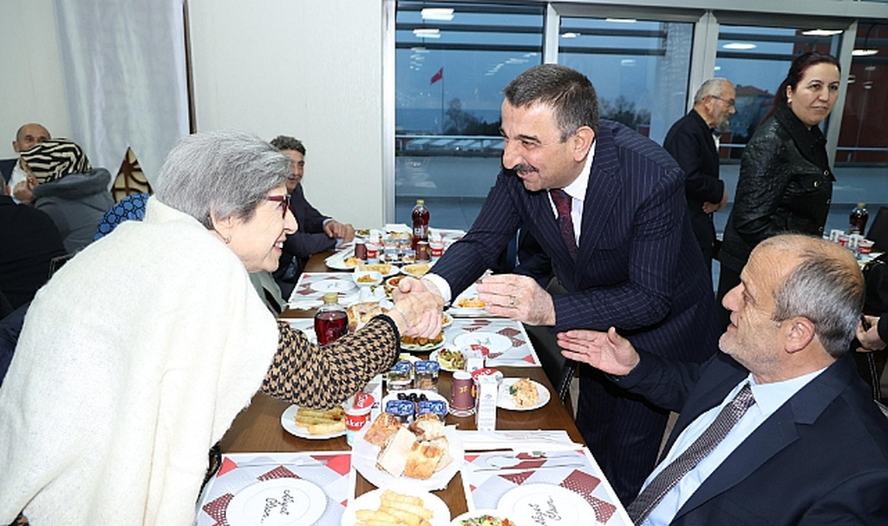 Vali Hacıbektaşoğlu, huzurevi sakinleriyle iftarda buluştu