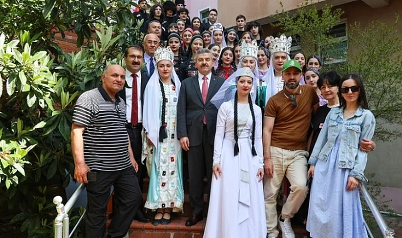 Artvin Valisi Ergün, Gürcistanlı Çocuklarla 23 Nisan Coşkusunu Paylaştı
