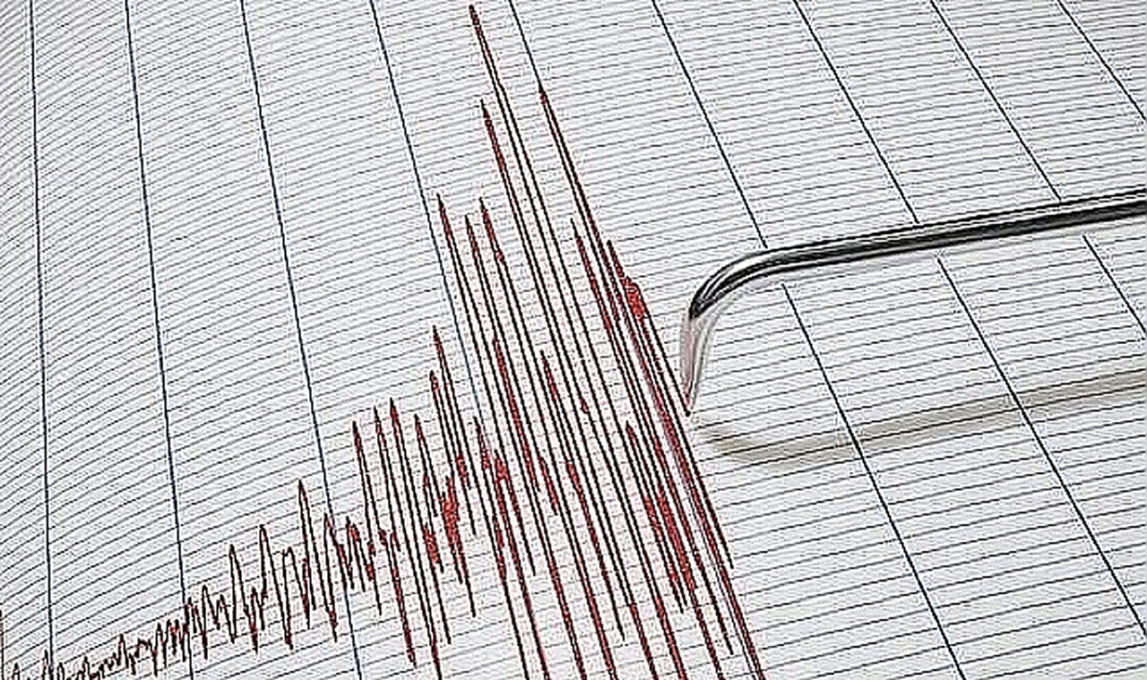 İstanbul'daki depremler sonrası vatandaşlar sokaklarda geceyi geçirdi