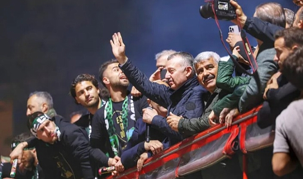 Kocaelispor Taraftarlarından Başkan Büyükakın’a Coşkulu Karşılama