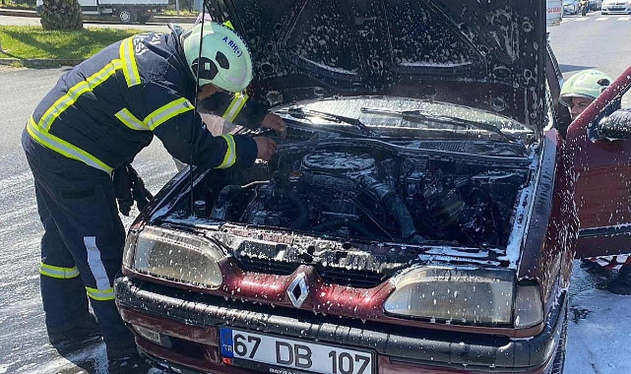 Otomobil seyir halinde alev alev yandı!