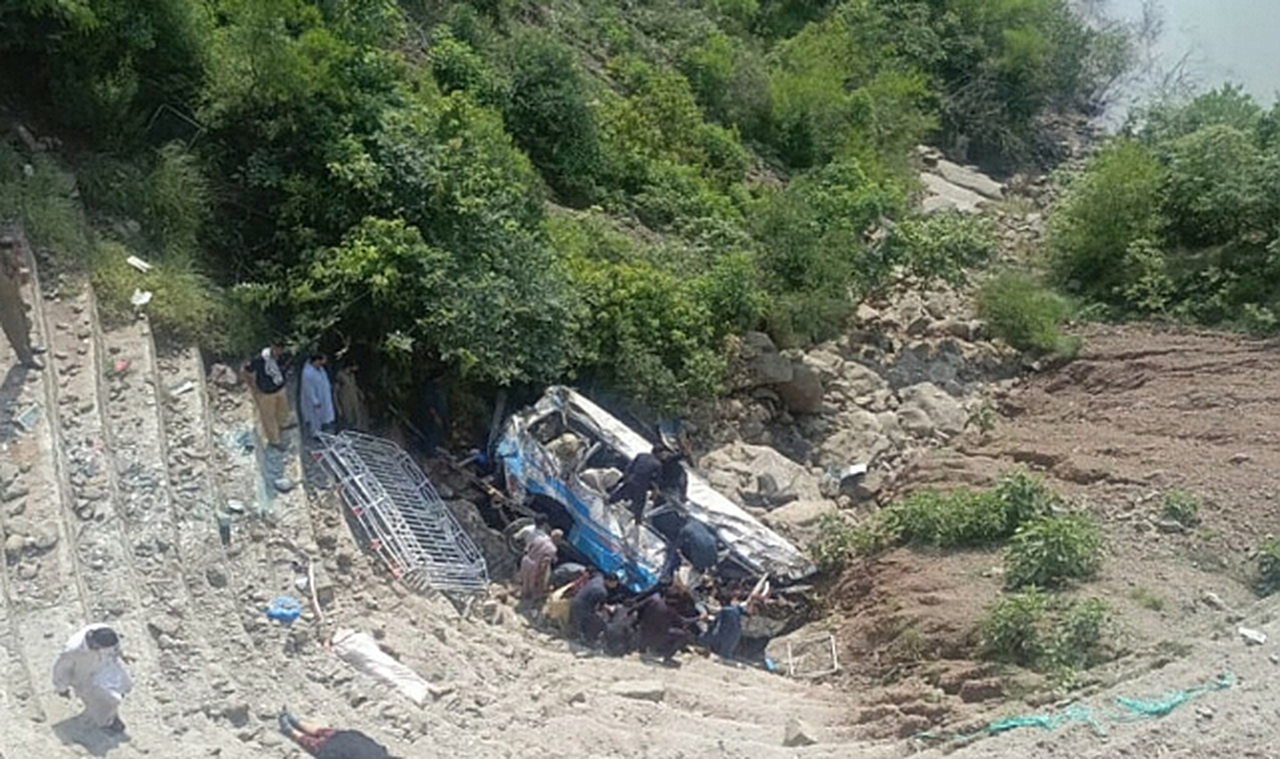 Pakistan’da Minibüs Kazası: 16 Ölü, 30 Yaralı