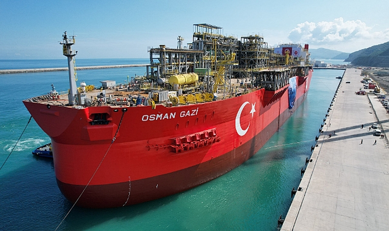 Türkiye’nin ilk yüzer gaz üretim platformu Osman Gazi limanda yerini aldı