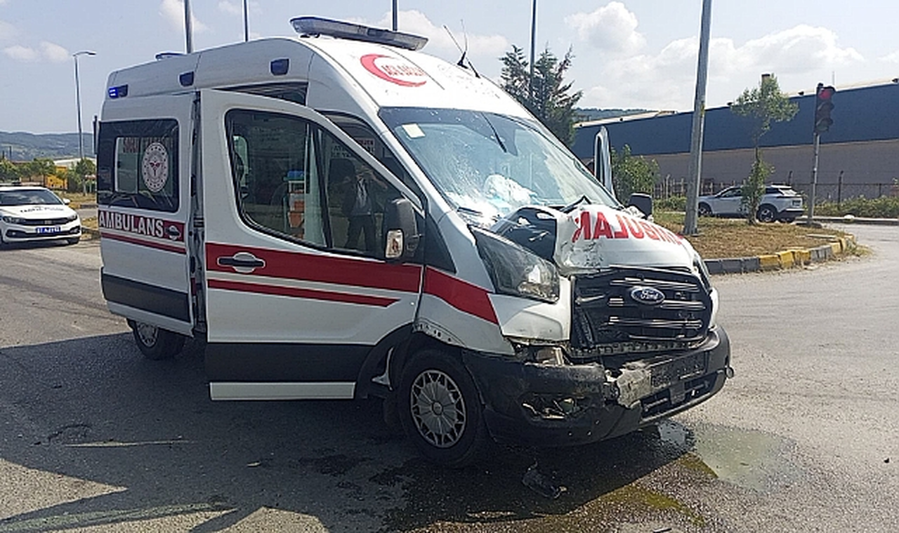 Çaycuma'da hasta sevki yapan ambulansla otomobil çarpıştı