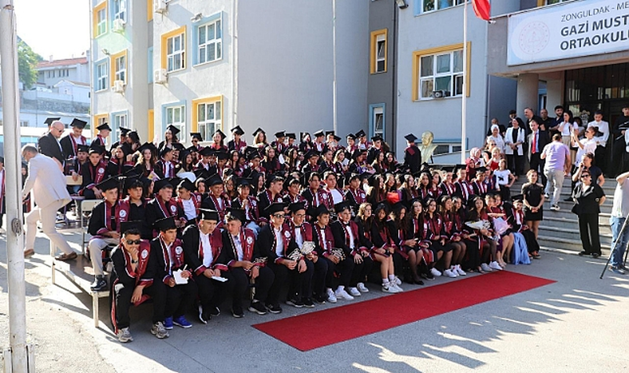 Gazi Mustafa Kemal Ortaokulu’nda Mezuniyet Coşkusu