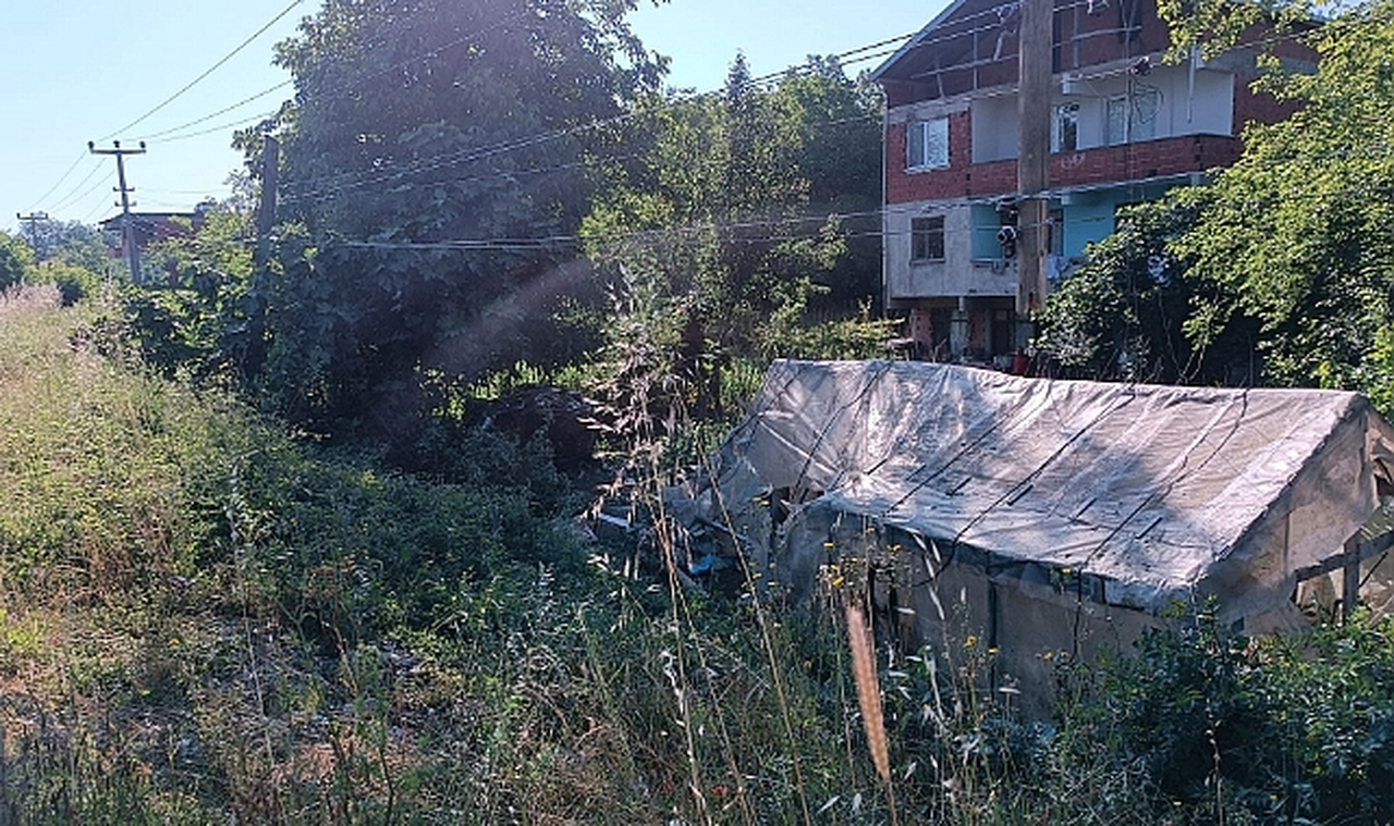 Otomobil evin bahçesine savruldu: 1 ölü, 3 yaralı