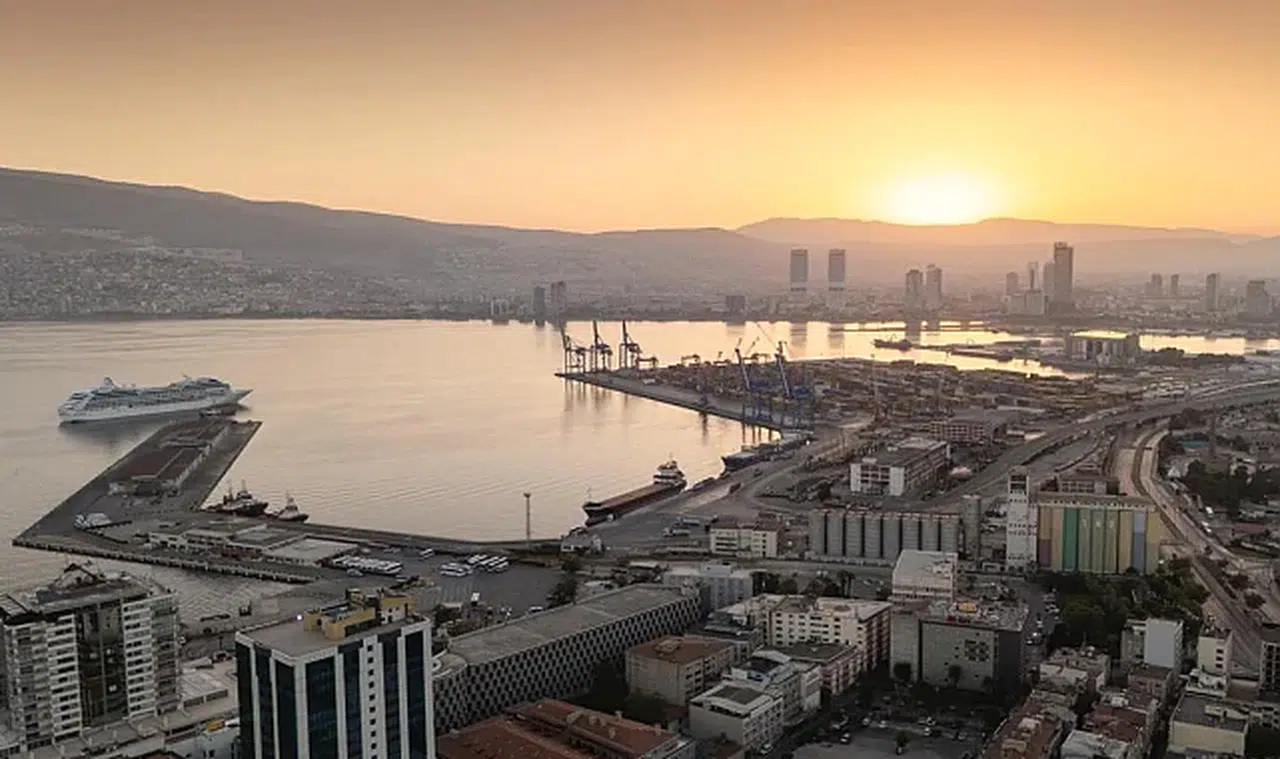 İzmir Büyükşehir'in ulusal kredi notunda tarihi artış