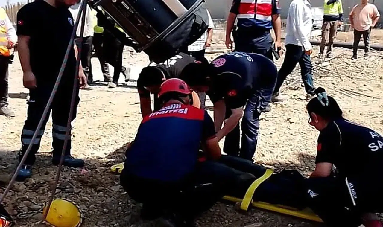 İzmir İtfaiyesi kuyuya düşen vatandaşı kurtardı