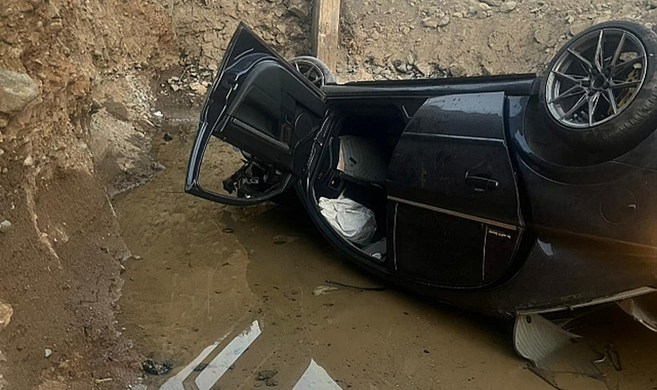 Otomobil dereye devrildi: Baba ve oğlu hayatını kaybetti