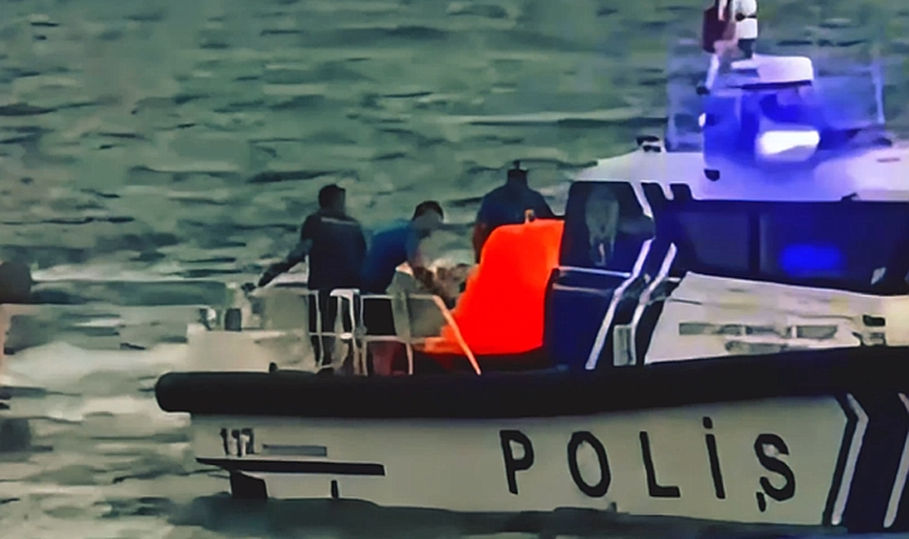 Mersin’de uçurtma sörfü yapan vatandaş deniz polislerince kurtarıldı