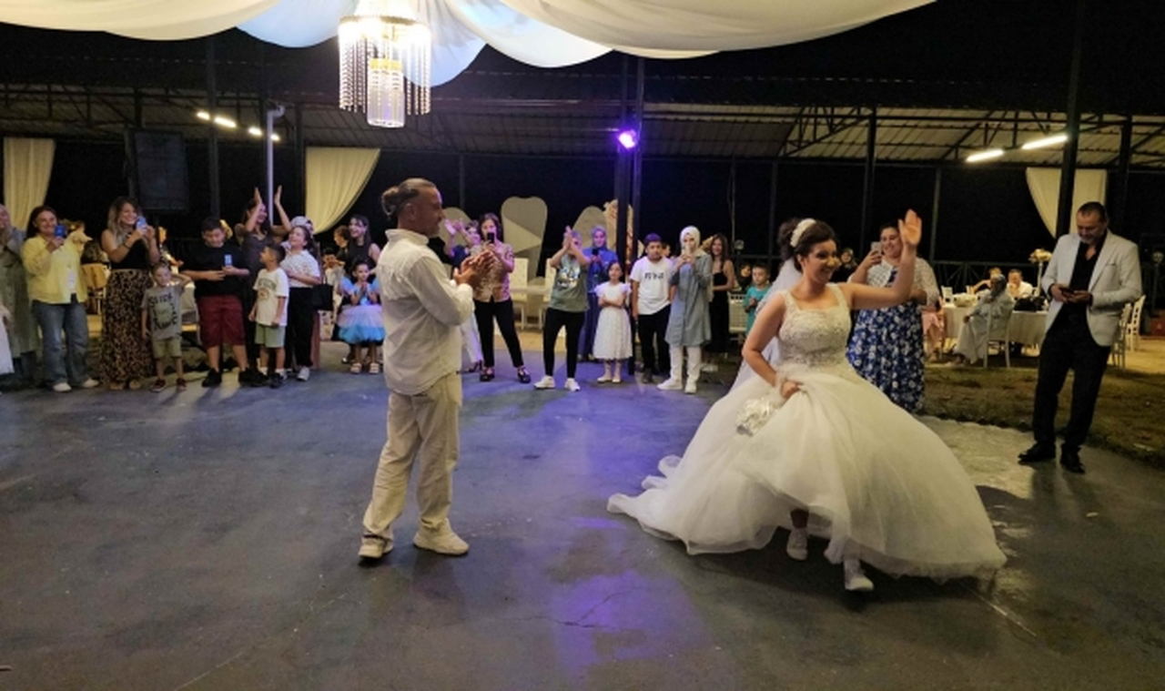 Özel gereksinimli Cemre, gelinlik hayaline kavuştu