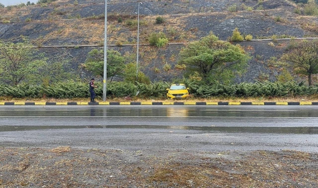 Ticari taksi aydınlatma direğine çarptı, sürücü yaralı
