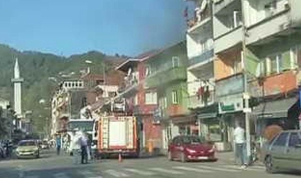Zonguldak'ta 3 katlı binanın çatısında yangın çıktı