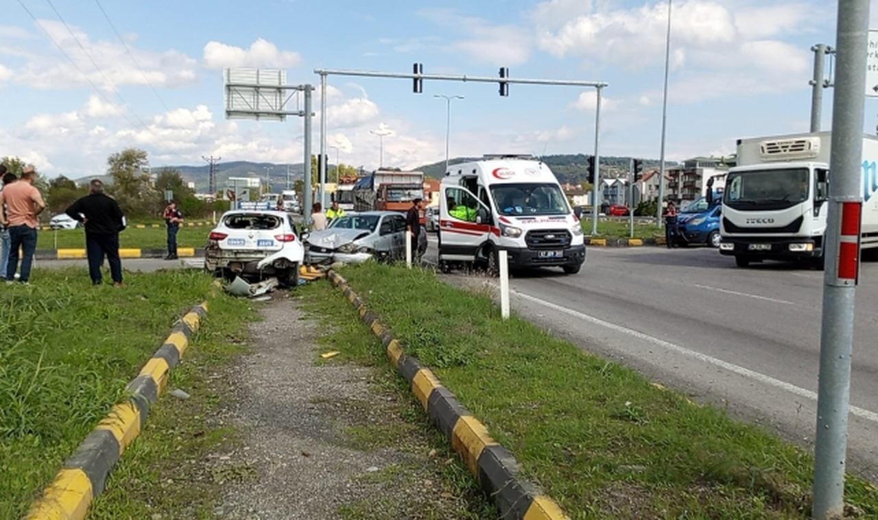 Çaycuma'da ışık ihlali kazaya neden oldu; 3 yaralı