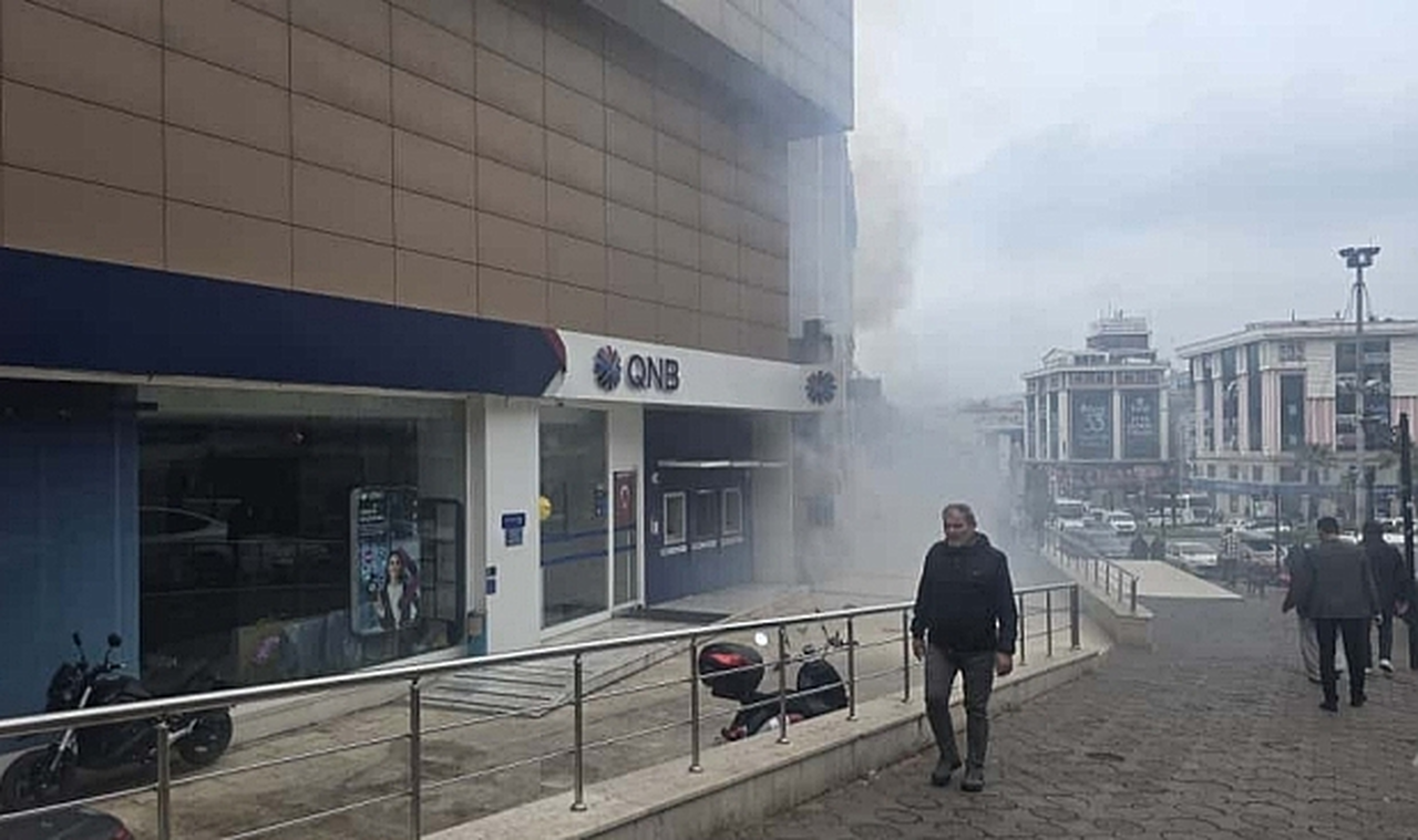 AVM'den yükselen dumanlar paniğe neden oldu