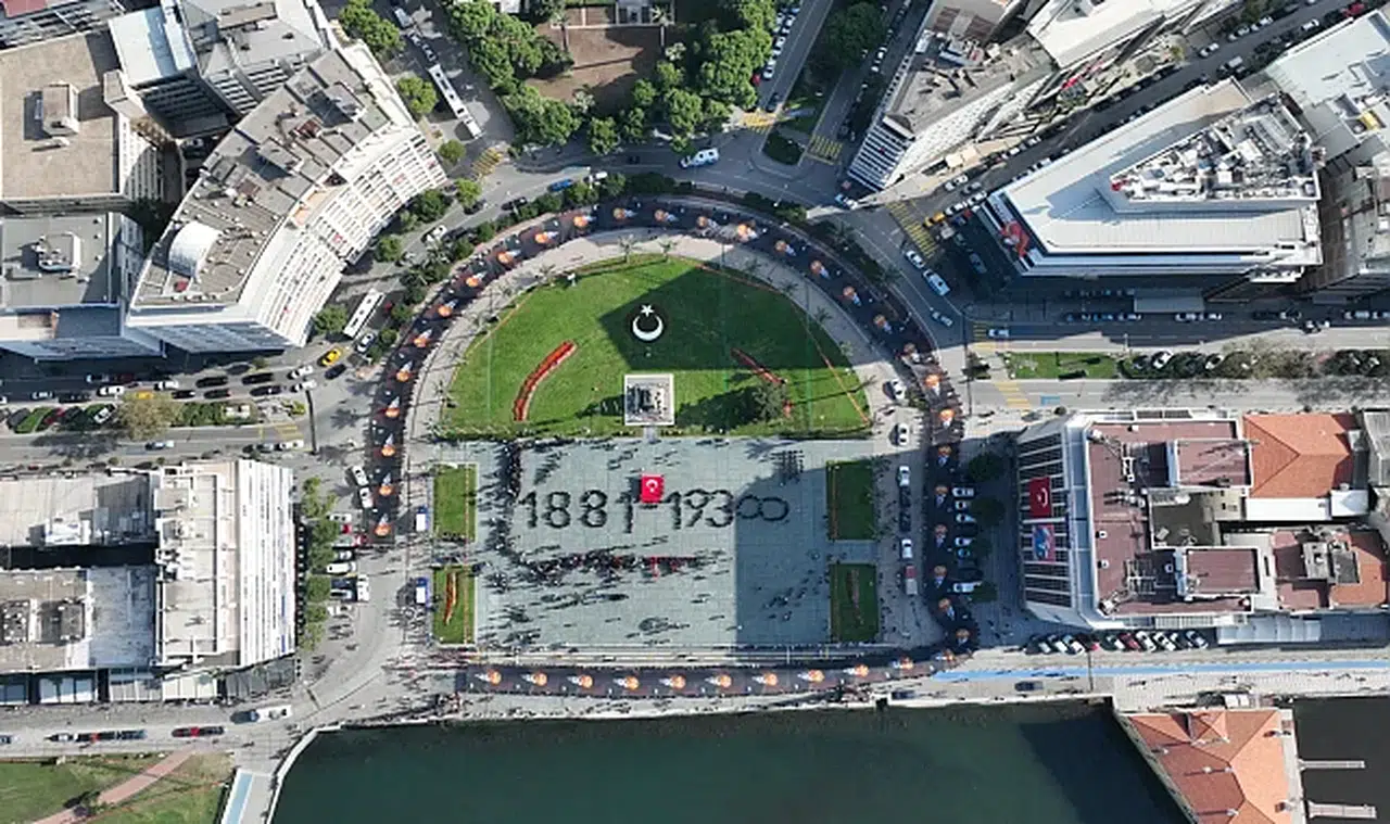 İzmir Ata’sına 350 metrelik posterle yürüdü