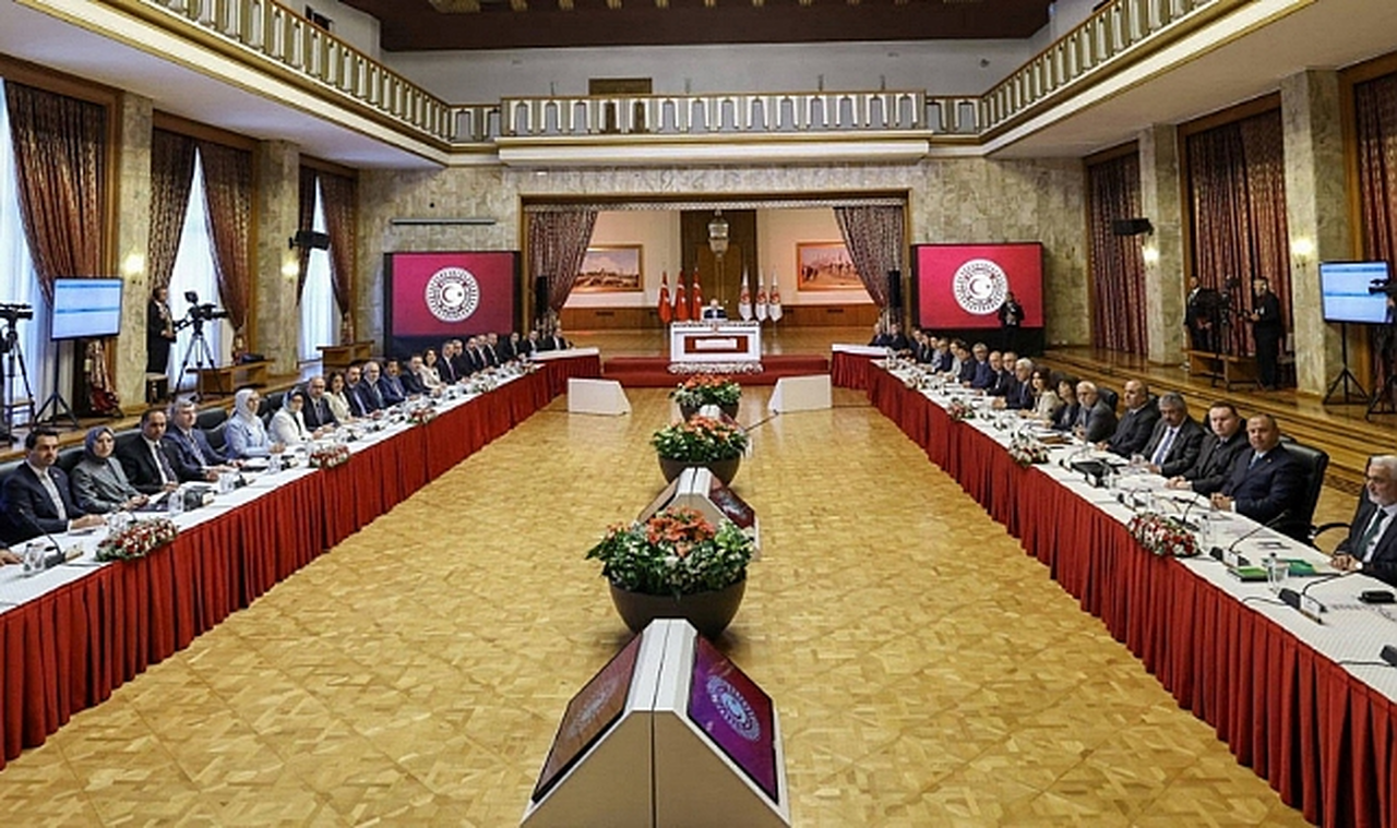 Süreç Komisyonu'nun yarın gerçekleştireceği toplantı ertelendi: Grup Başkan Vekilleri toplanmıştı