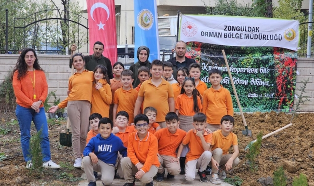 Zonguldak'ta Öğrenciler "Yeşil Vatan" İçin Fidan Dikti
