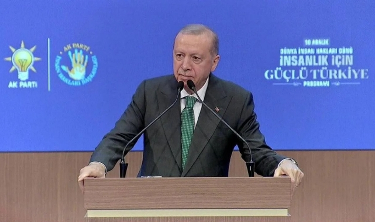 Erdoğan'dan Özel'e: İstanbul kaynaklarını yağmalayan suç örgütüne posta güvercinliği yapmayı marifet zanneden bu şahıs için nefes harcamak israf!