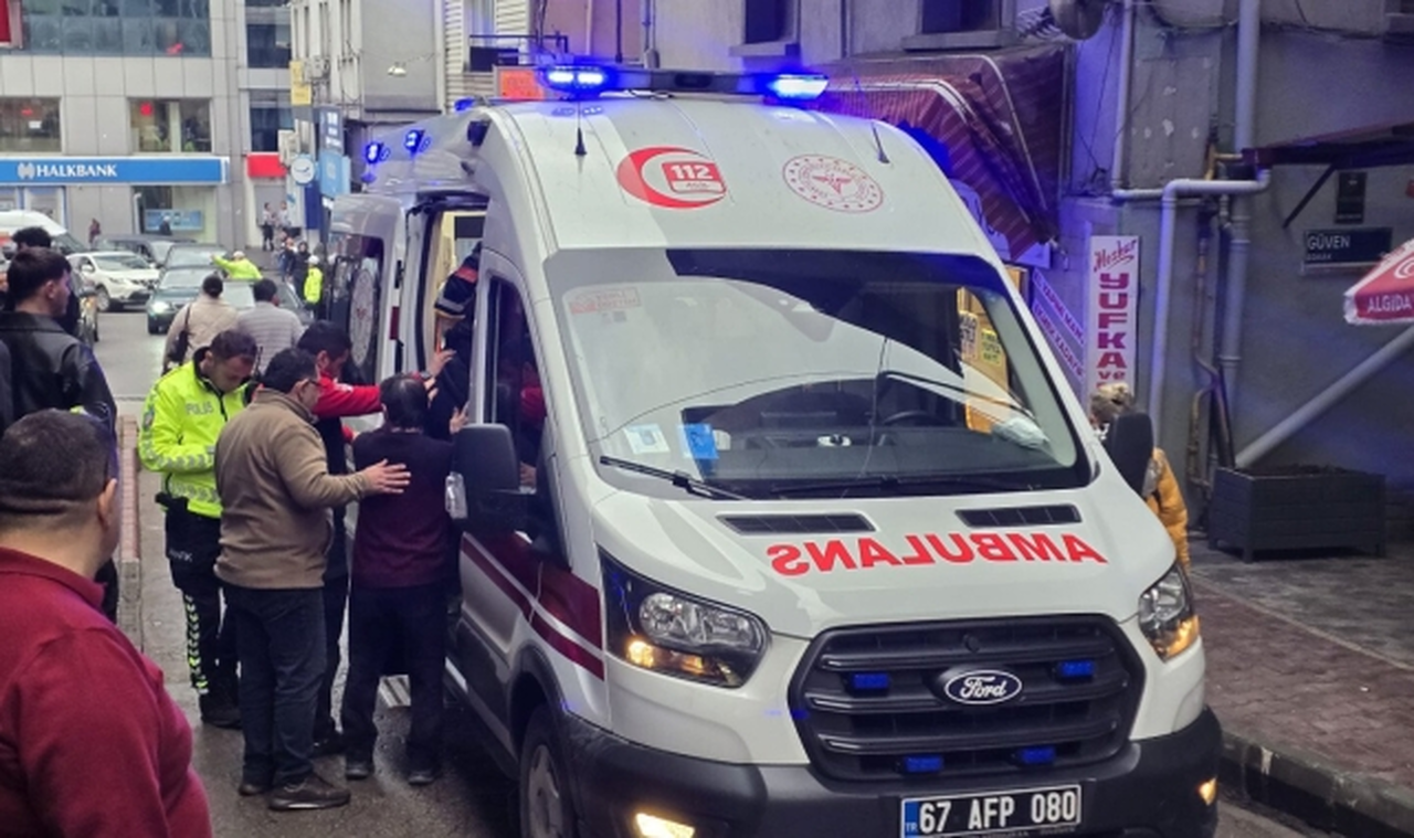 Geri manevra yapan aracın altında kalan yabancı uyruklu garson yaralandı