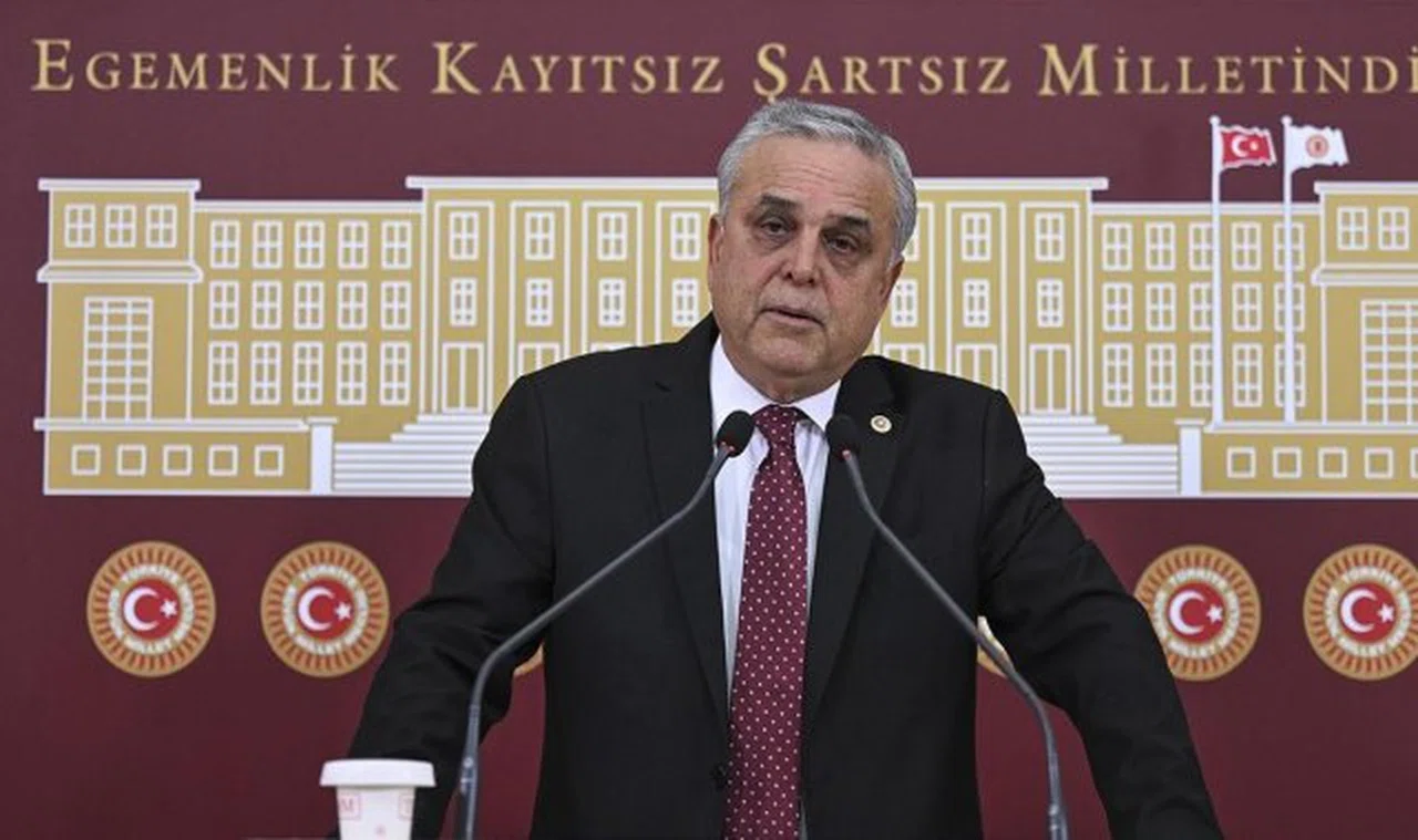 İstifa eden Hasan Ufuk Çakır'dan CHP lideri Özel'e sert sözler: "Ben kafamı kestiremem"