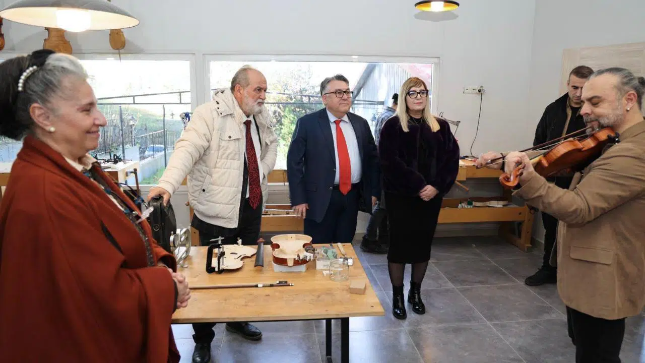 Rektör Özölçer ve yazar Dr. Sait Başer BEUN Çalgı Yapım Atölyesinde incelemelerde bulundu