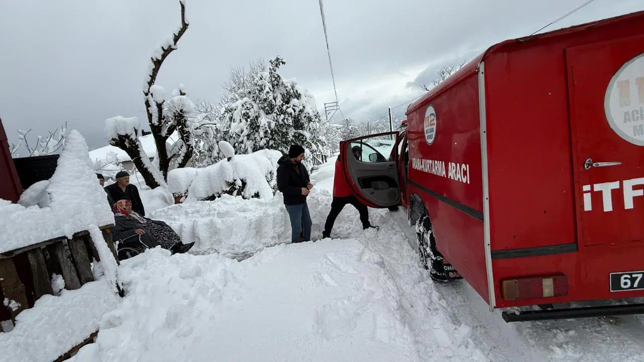 Karda mahsur kalan diyaliz hastasına itfaiye ulaştı