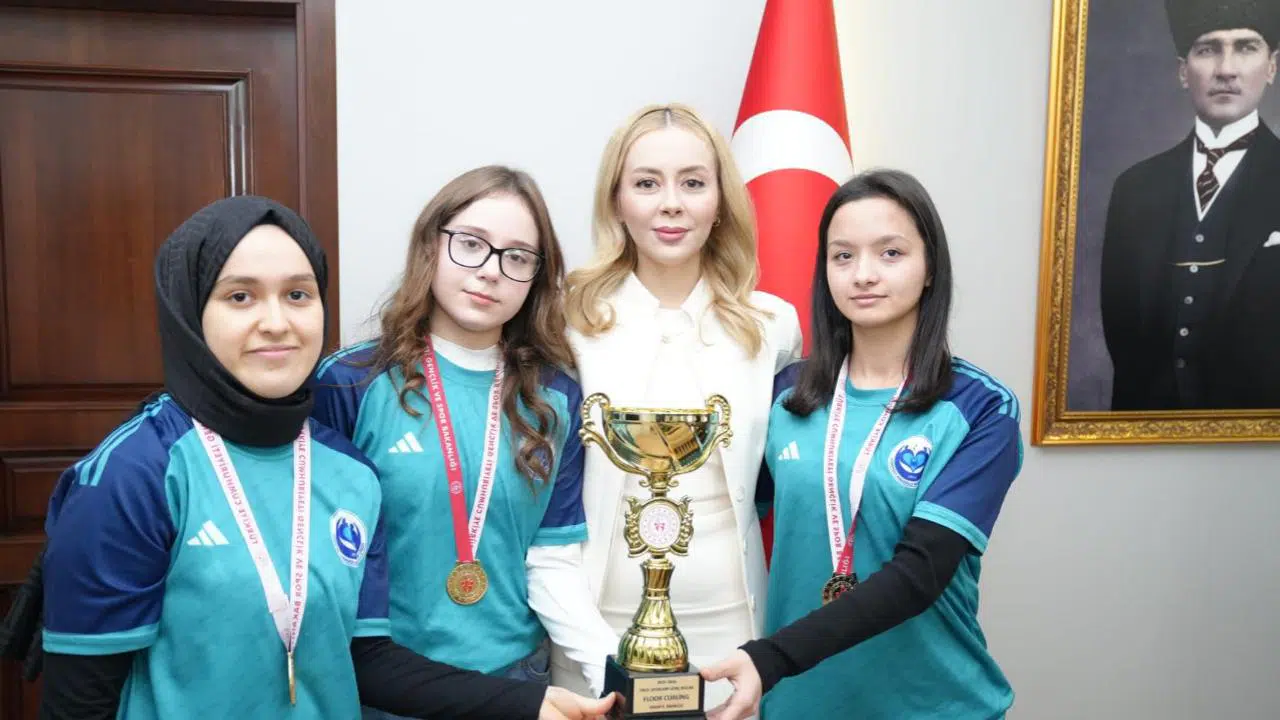 Şampiyon kızlardan Kaymakam Şıktaş'a ziyaret