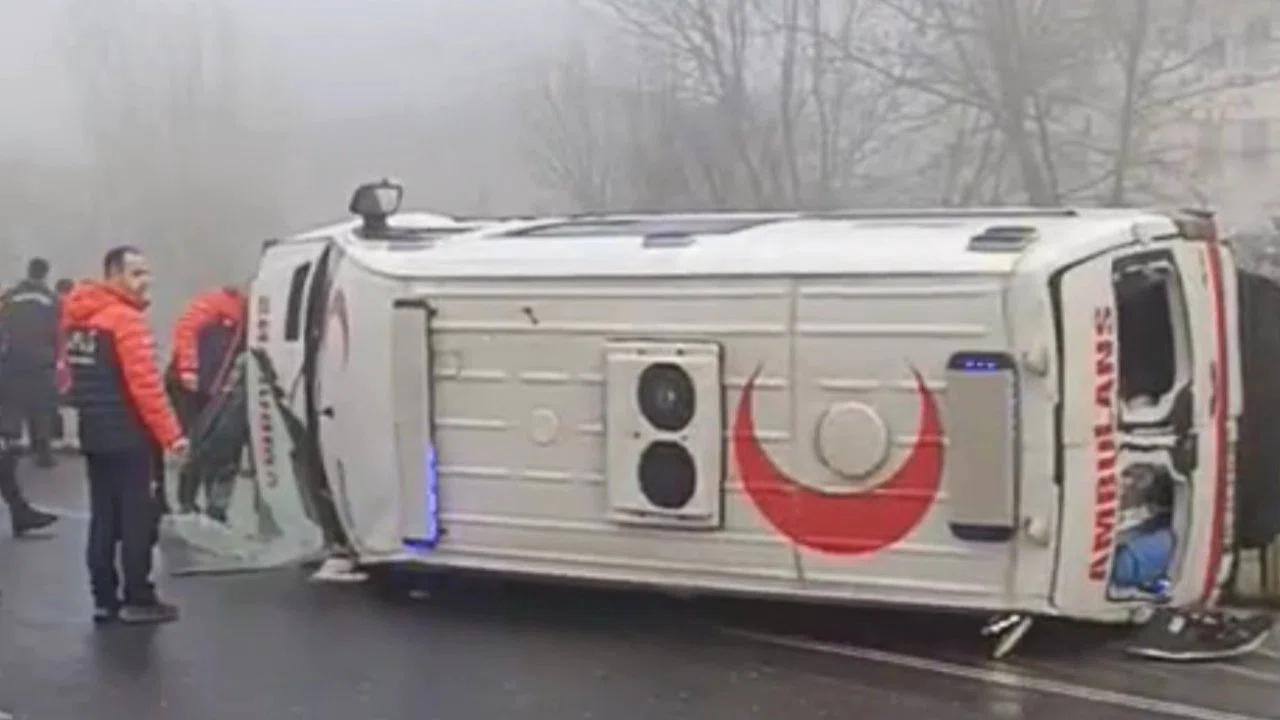 Yoğun sis ambulansı yan yatırdı: 1 sağlık personeli yaralı