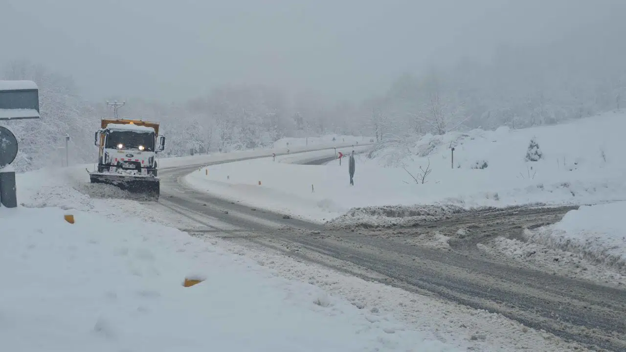 Zonguldak Ereğli yolunda karla mücadele sürüyor