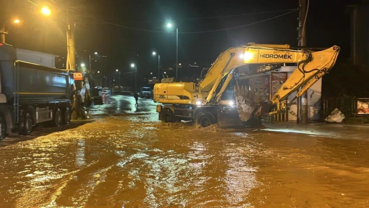Alanya'da Oba çayı taştı, caddeler sular altında kaldı