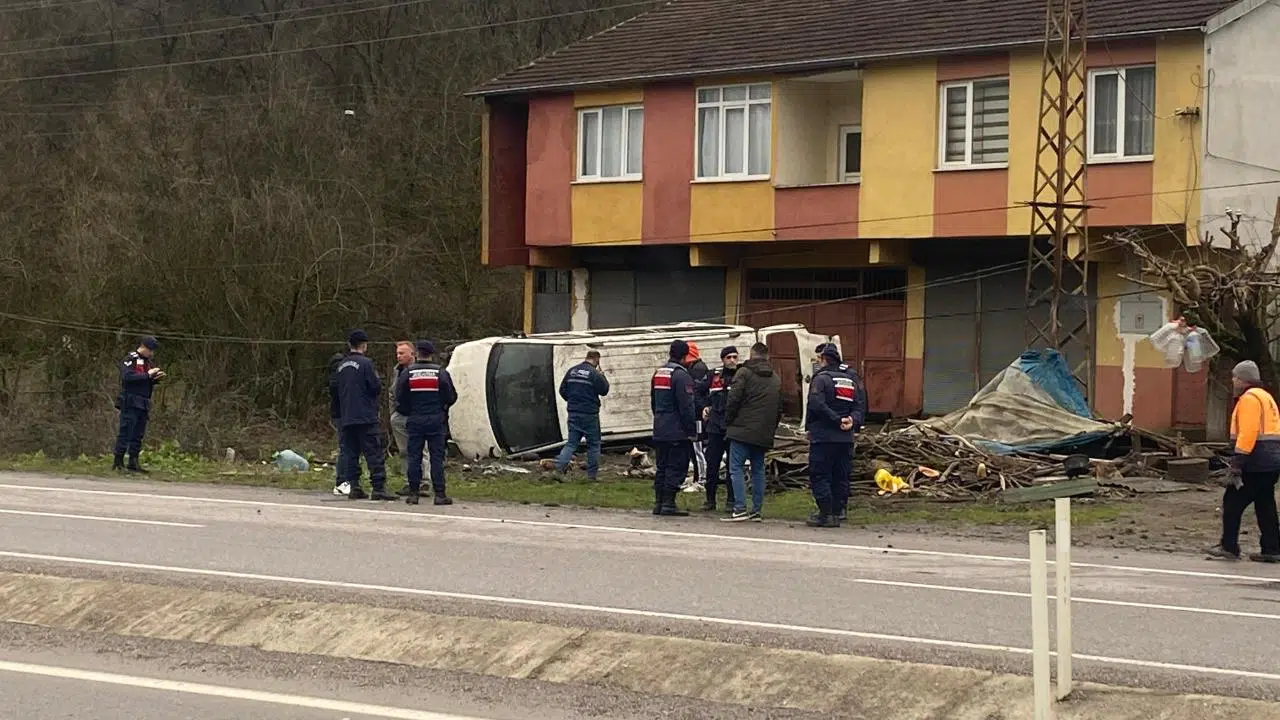 Ankara yolunda minibüs devrildi: 4 kişi yaralandı