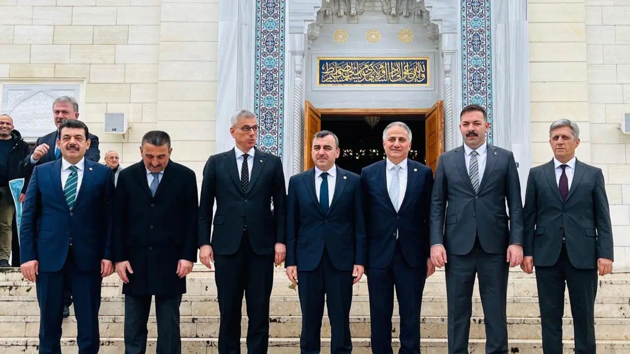 Bakan Memişoğlu, Cuma namazını Uzun Mehmet Camii'nde kıldı