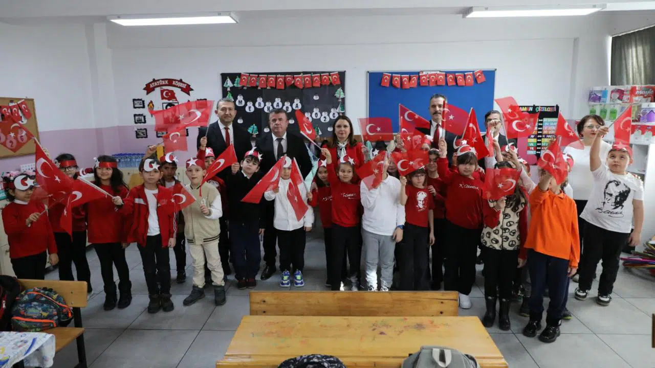 Ders zili bayrak sevgisi ile çaldı, Vali Arslan öğrencileri yalnız bırakmadı