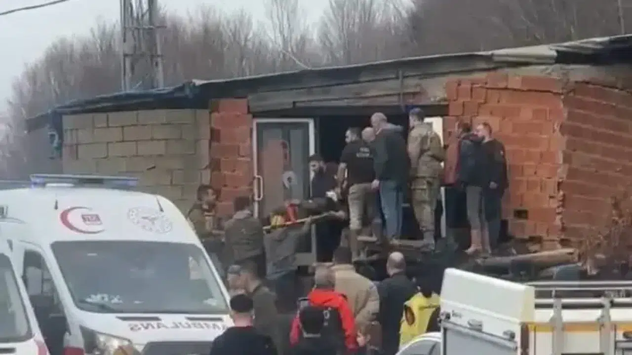 Göçük altında kalan 3 kişiden biri yaralı kurtuldu, diğer ikisini arama kurtarma çalışmaları sürüyor