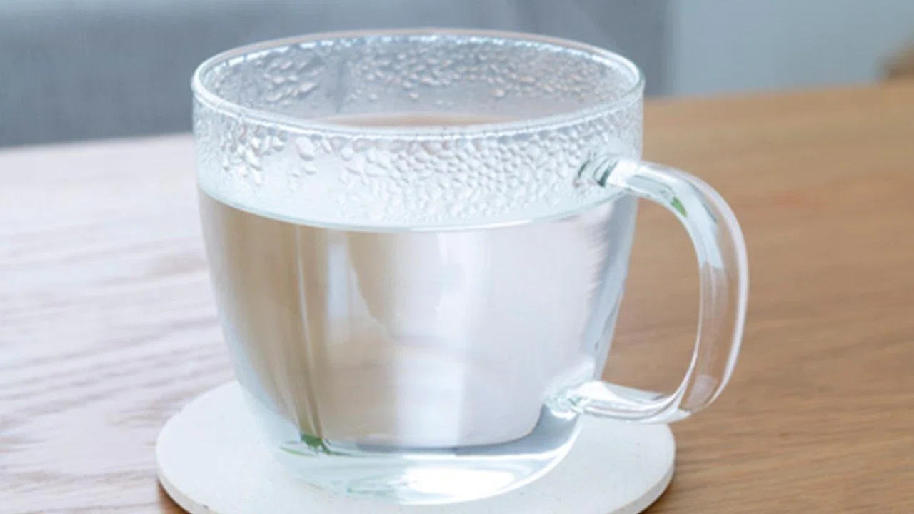 Her sabah şifa niyetine içiliyor! Sıcak su içmek vücudunuzda bakın neleri değiştiriyor