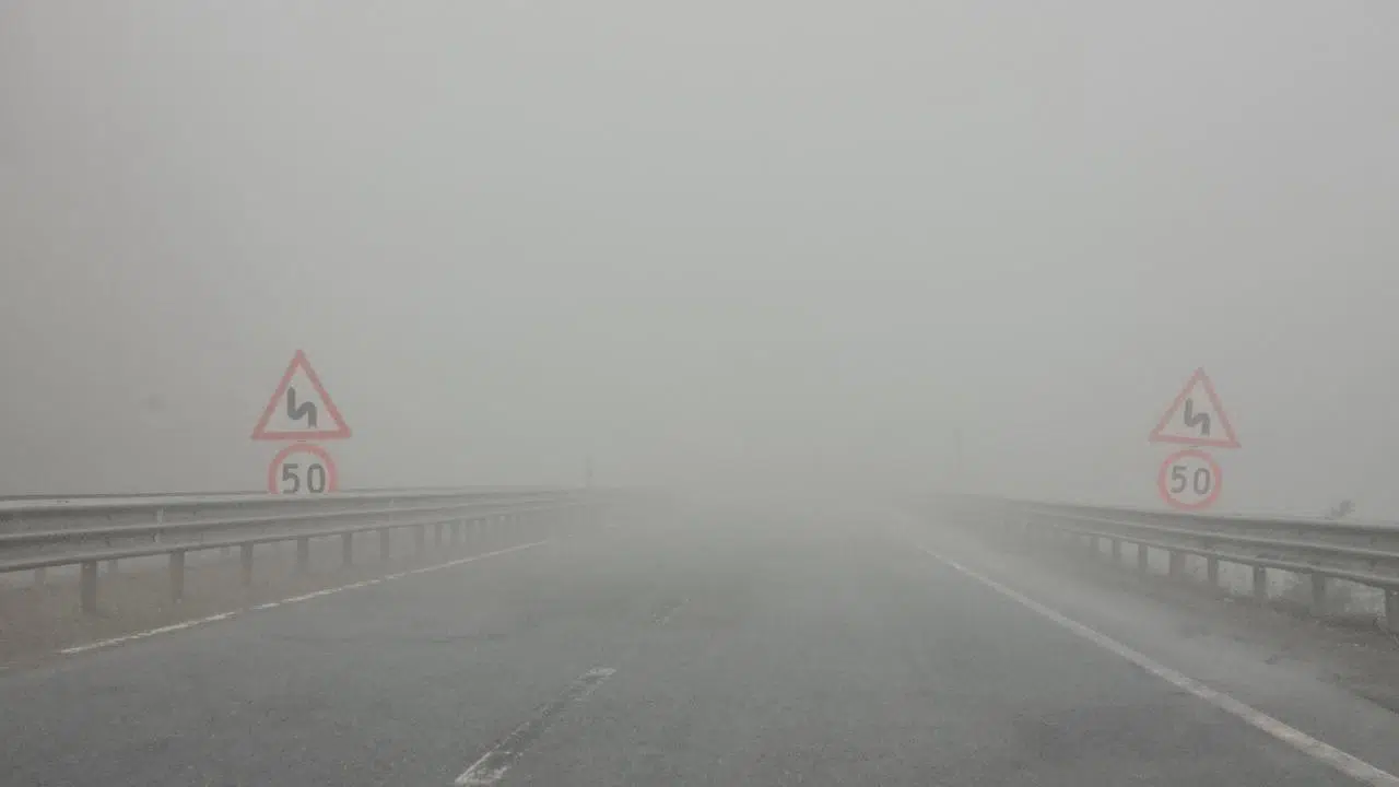 Zonguldak-Ereğli yolunda sis, görüş mesafeyi 10 metreye düştü