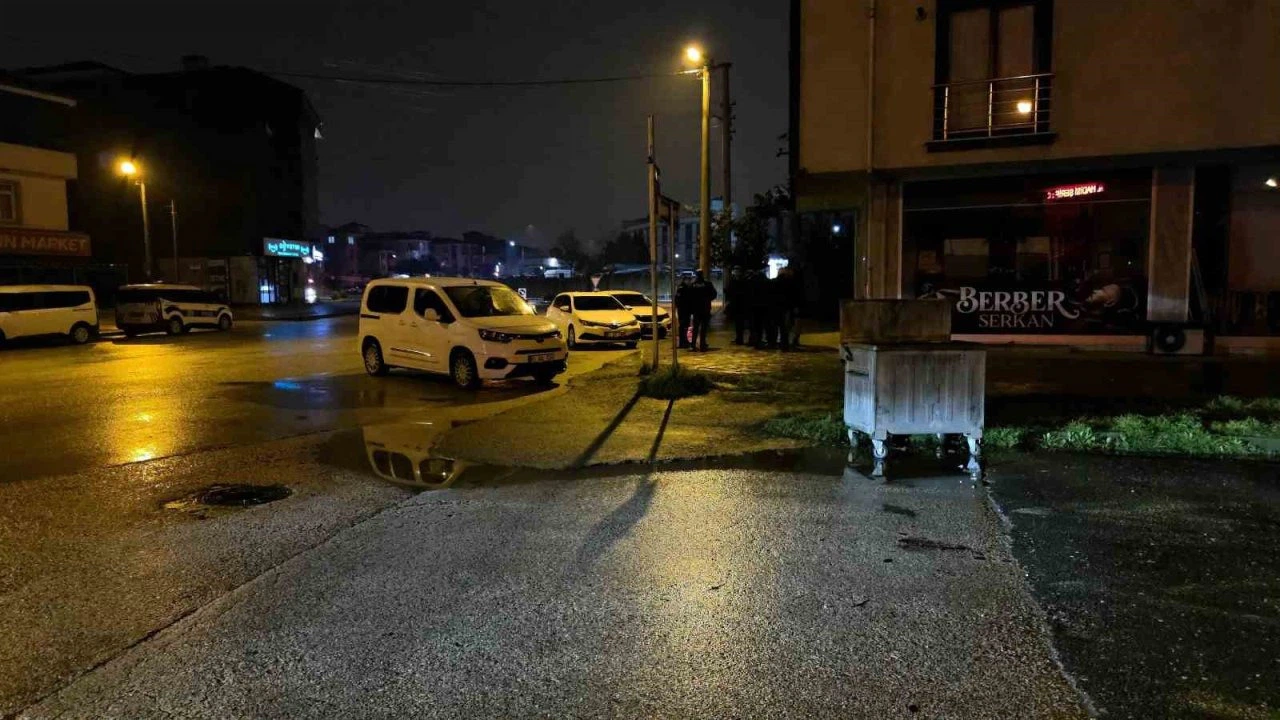 14 yaşında çocuk, otobüs durağında silahla vurulmuş halde bulundu