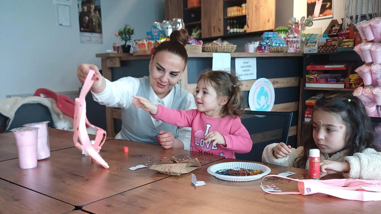 Anne Kafe'de bayram feneri yapımı etkinliği renkli anlara sahne oldu